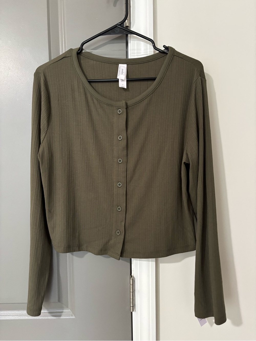NWT Auden Ribbed Button-Front Cropped Long Sleeve Top